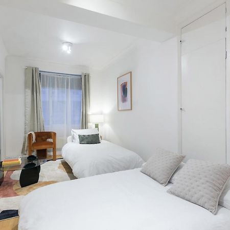 Perfectly Located 1 Bed Apartment Above Tube Station Londra Exterior foto