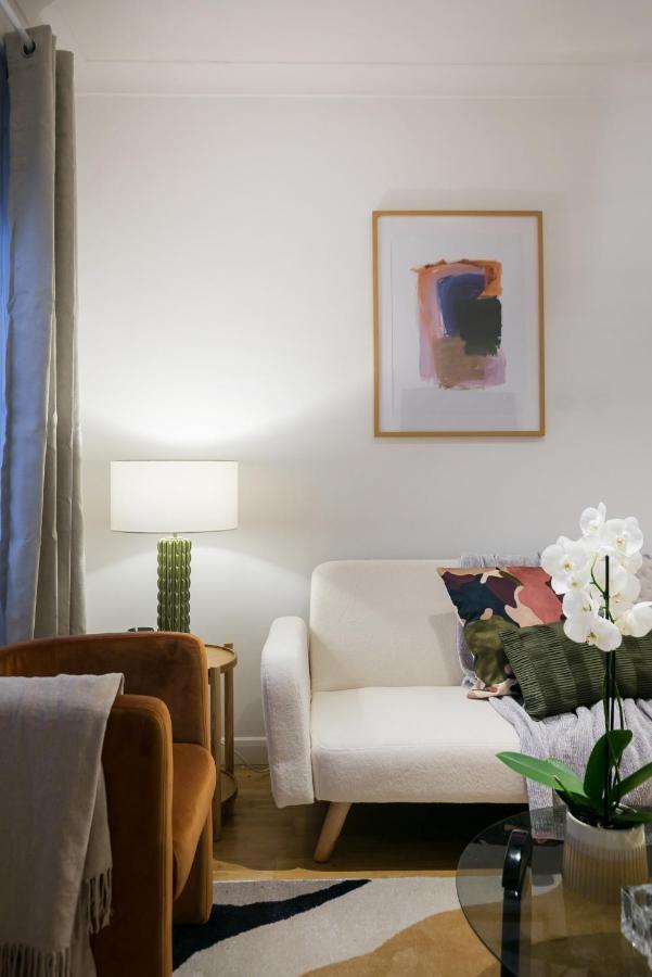 Perfectly Located 1 Bed Apartment Above Tube Station Londra Exterior foto