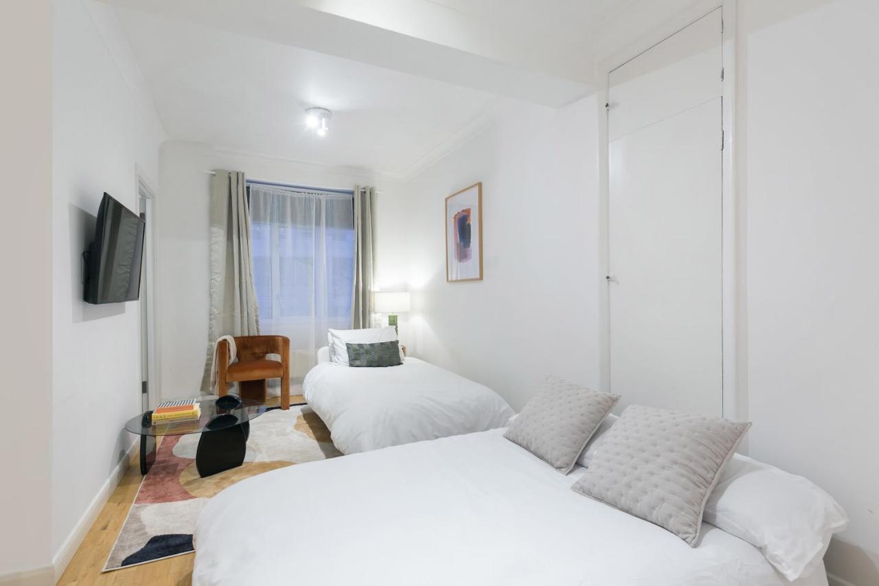 Perfectly Located 1 Bed Apartment Above Tube Station Londra Exterior foto