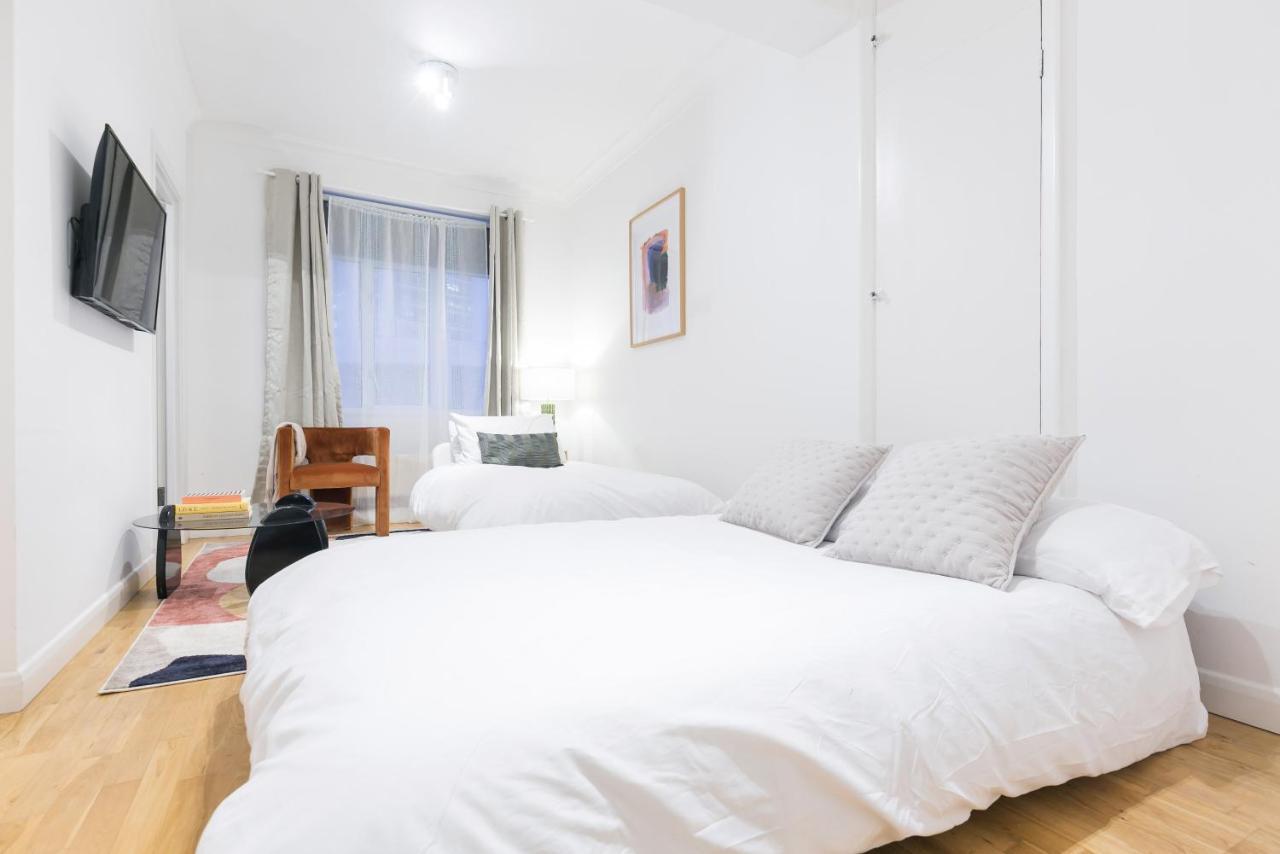Perfectly Located 1 Bed Apartment Above Tube Station Londra Exterior foto
