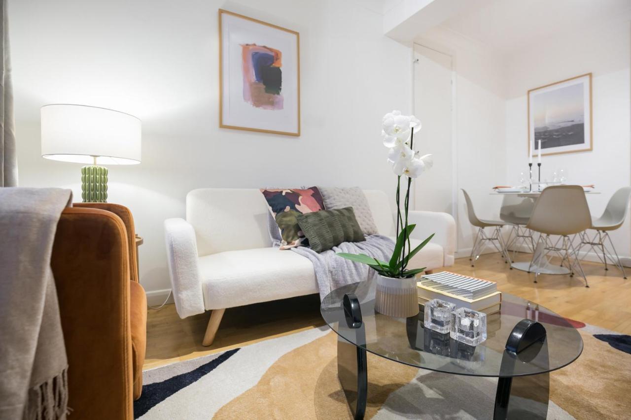 Perfectly Located 1 Bed Apartment Above Tube Station Londra Exterior foto