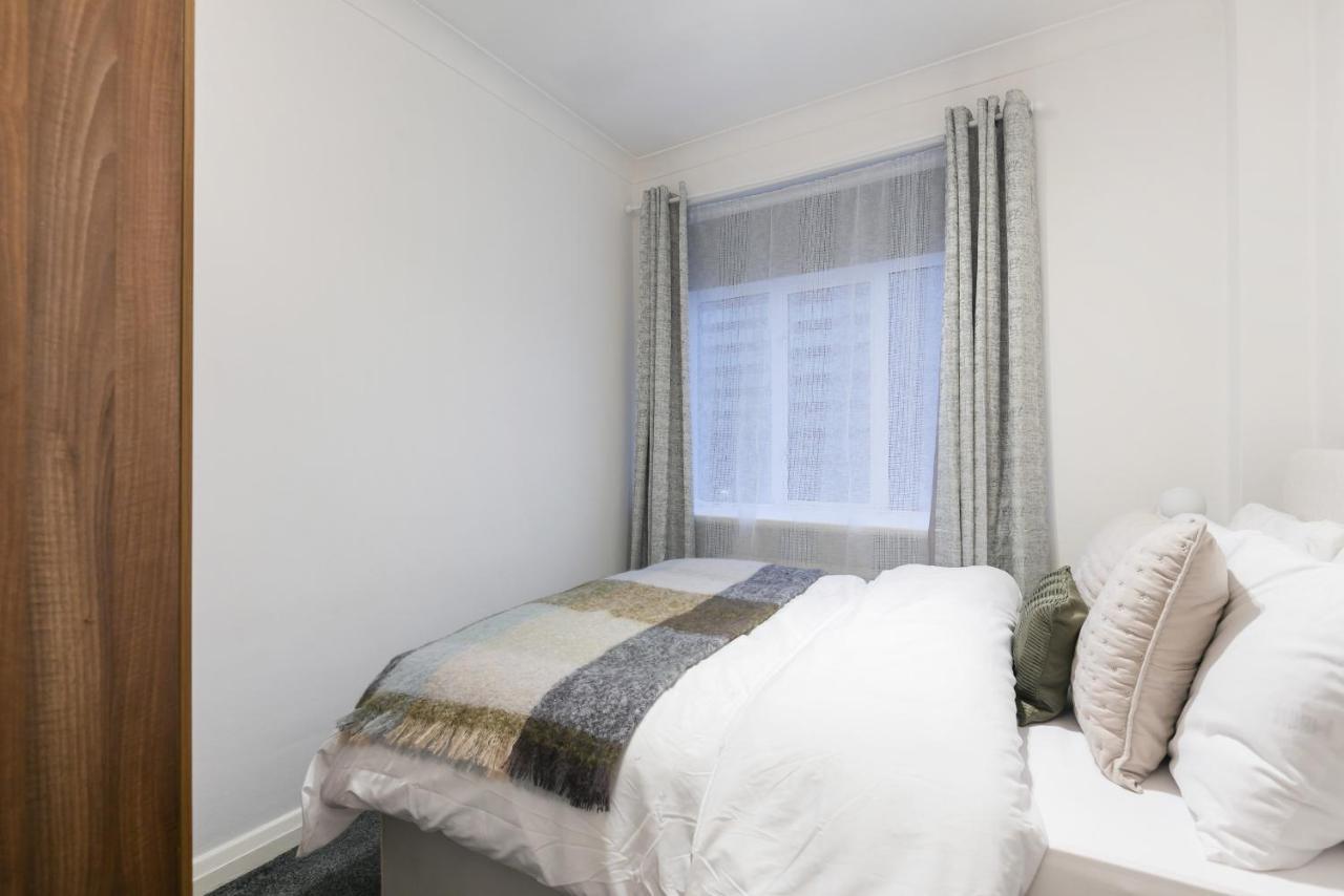 Perfectly Located 1 Bed Apartment Above Tube Station Londra Exterior foto