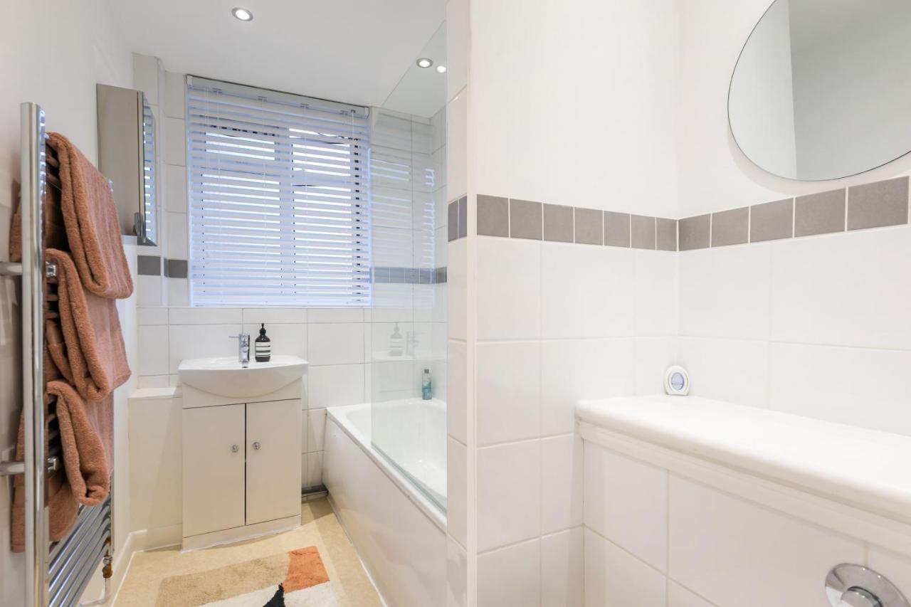 Perfectly Located 1 Bed Apartment Above Tube Station Londra Exterior foto
