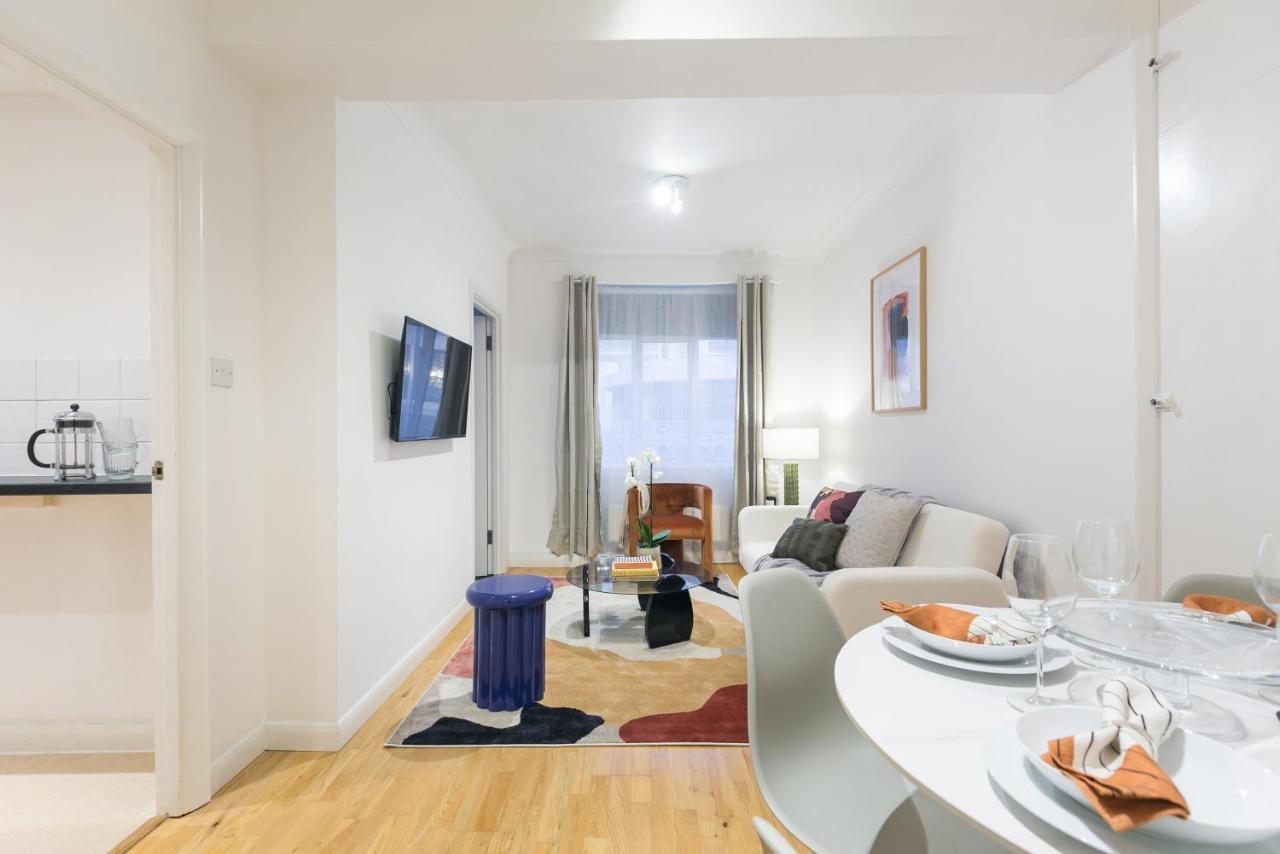 Perfectly Located 1 Bed Apartment Above Tube Station Londra Exterior foto