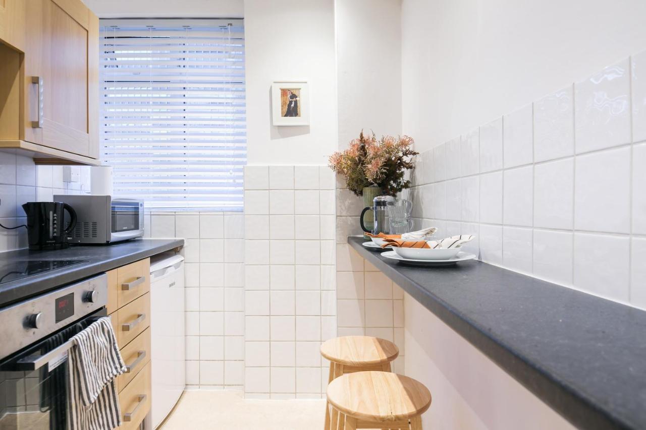 Perfectly Located 1 Bed Apartment Above Tube Station Londra Exterior foto