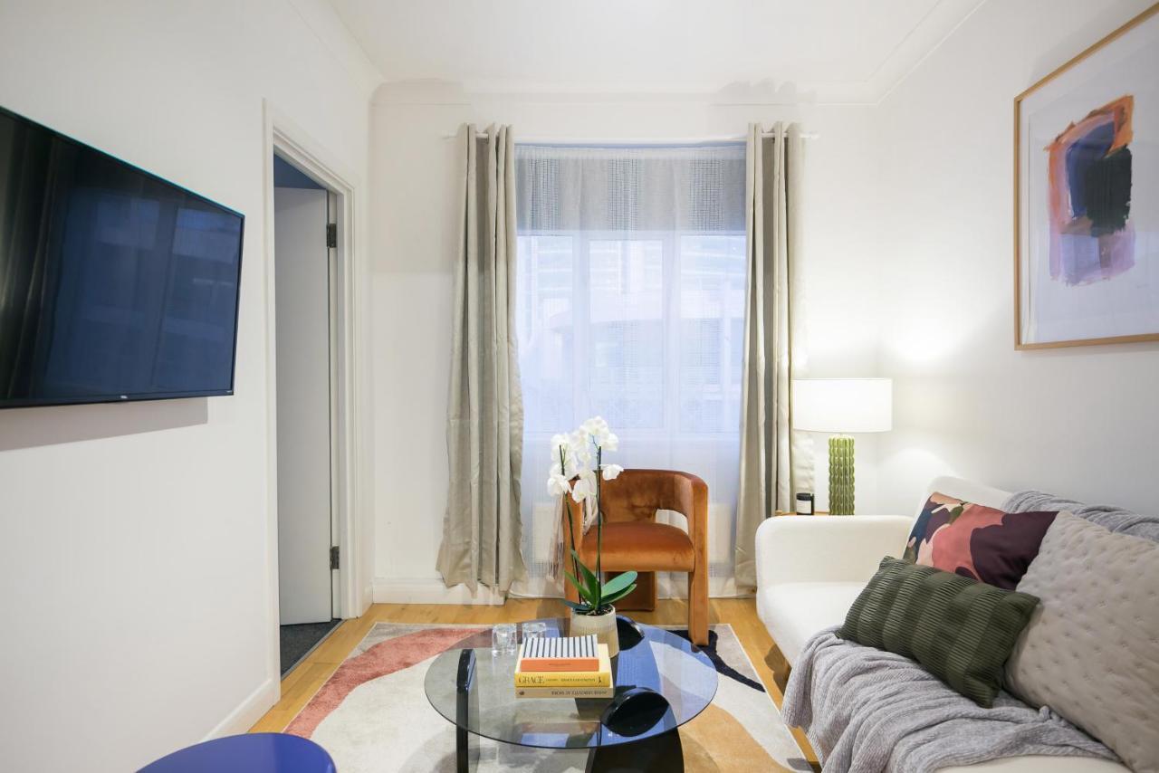 Perfectly Located 1 Bed Apartment Above Tube Station Londra Exterior foto