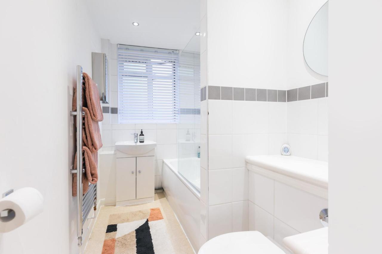 Perfectly Located 1 Bed Apartment Above Tube Station Londra Exterior foto