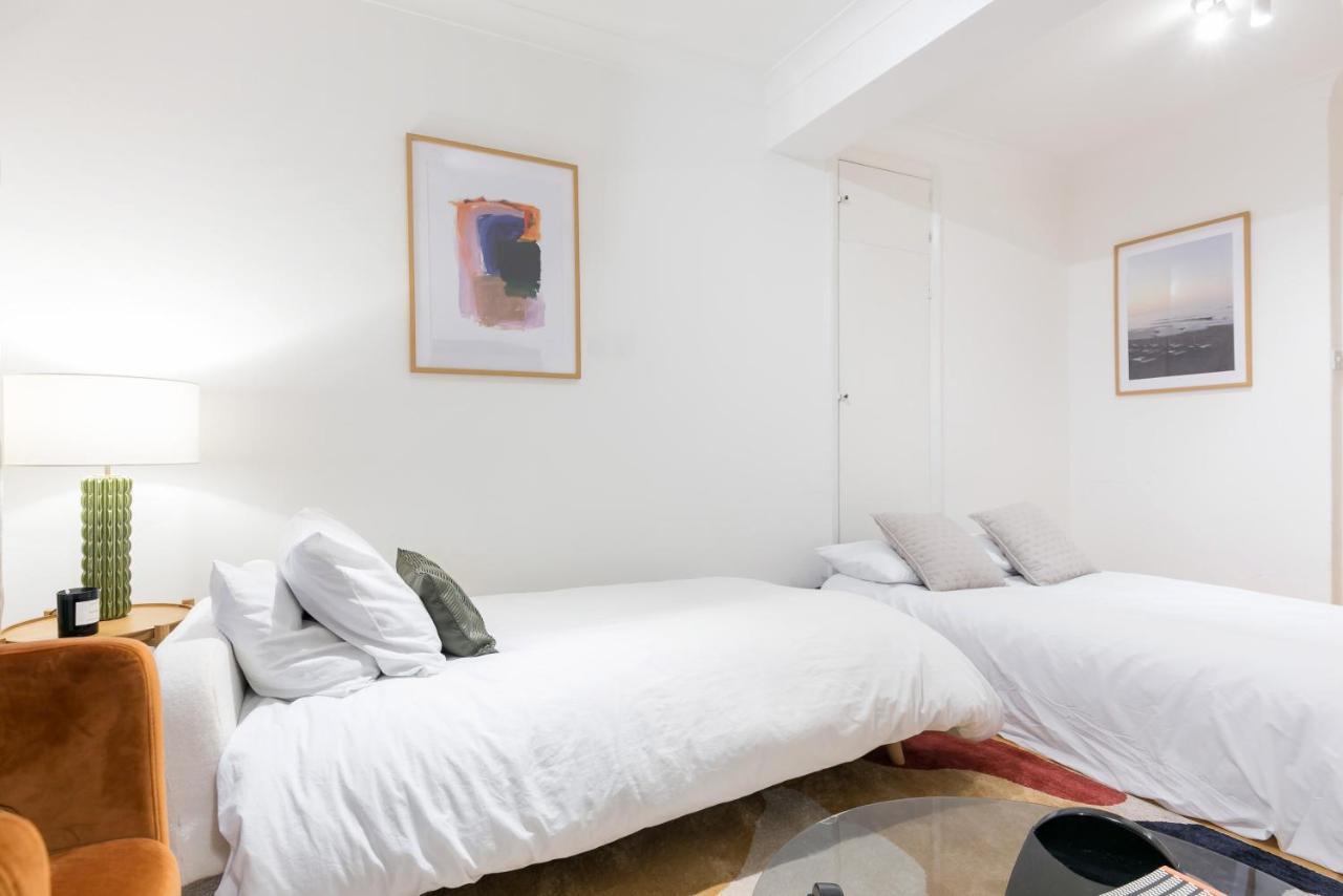 Perfectly Located 1 Bed Apartment Above Tube Station Londra Exterior foto