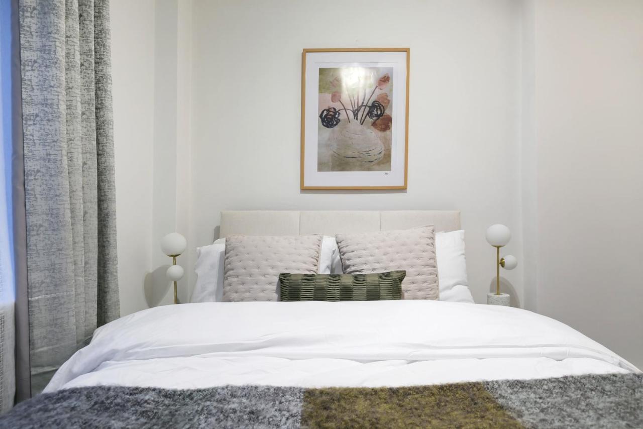 Perfectly Located 1 Bed Apartment Above Tube Station Londra Exterior foto